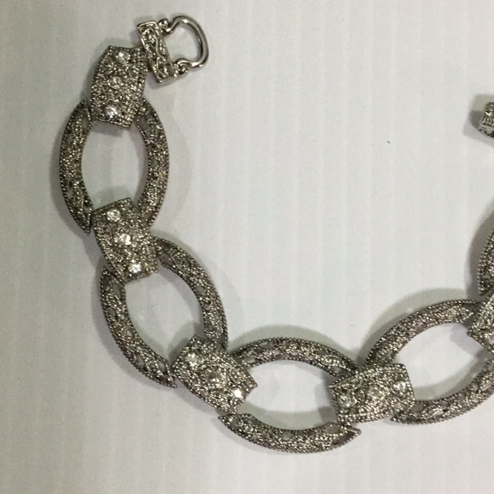 #47 Chain link bracelet silver tone with diamond cut design